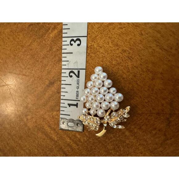 Vintage Style Pearl and Rhinestone Grape Brooch - Picture 4 of 5